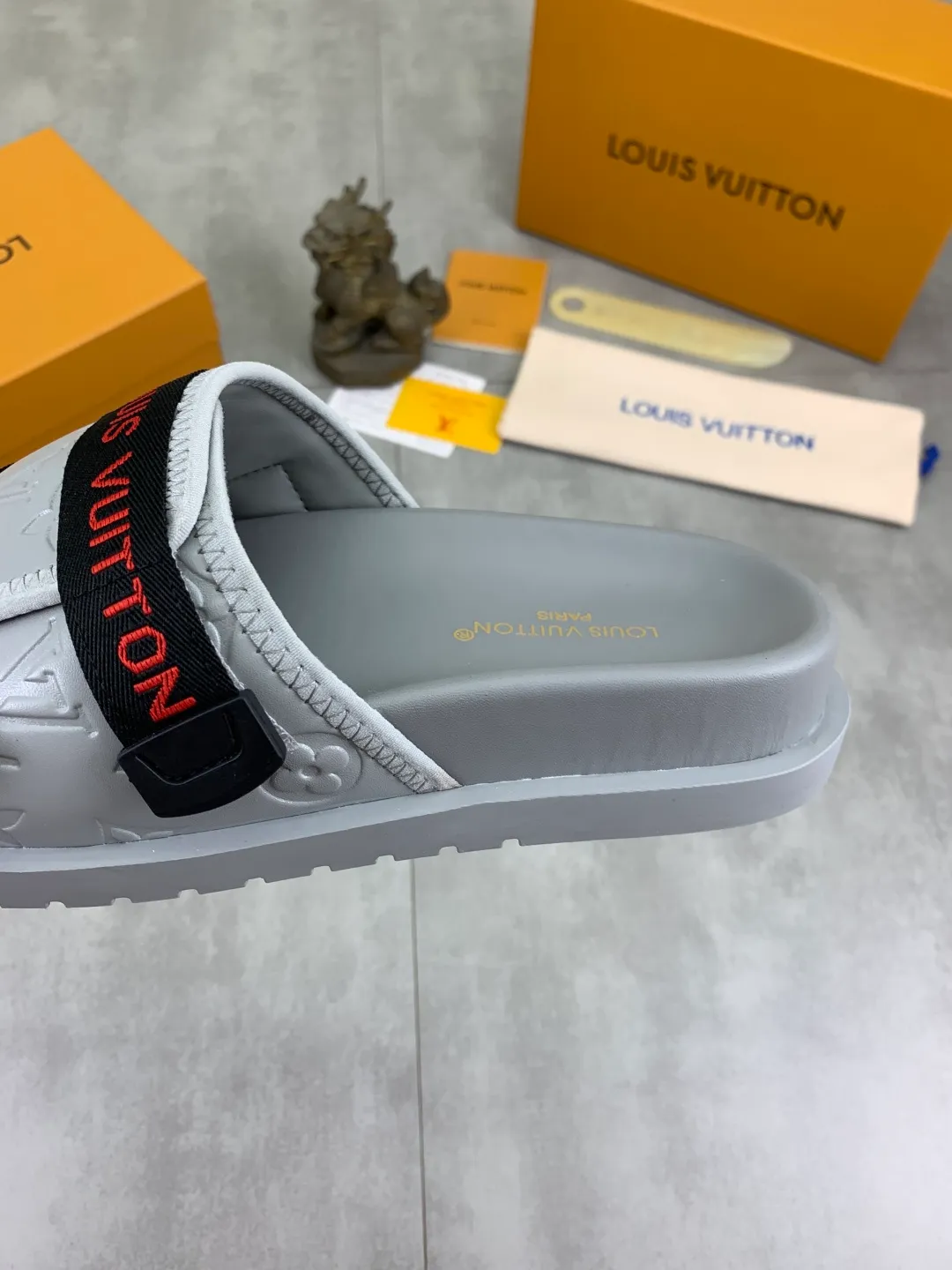 Men's shoes 💰P320💰【New style】🆘 Original quality 【LOUIS VUITTON】The popular Louis Vuitton LV men's slippers on the official website are on sale simultaneously! Original fabric imported from Italy, original factory special supply, code number: 38-44 (45 customized), many colors available